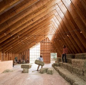 A beleza da arquitetura rural em 15 projetos de celeiros